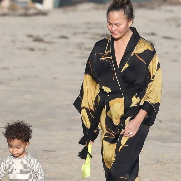 Exclusif - John Legend et Chrissy Teigen passent la journée à la plage avec leur fils Miles à Malibu, le 15 mars 2020. Les deux parents ont joué au ballon avec leur fils de 1 an.