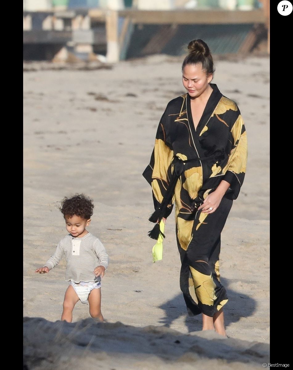 Exclusif - John Legend et Chrissy Teigen passent la journée à la plage avec leur fils Miles à Malibu, le 15 mars 2020. Les deux parents ont joué au ballon avec leur fils de 1 an.