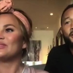 Chrissy Teigen et son mari John Legen apparaissent dans la séquence Who's Dealing with Quarantine Better dans le Ellen Show. Epidémie de Coronavirus (Covid-19)