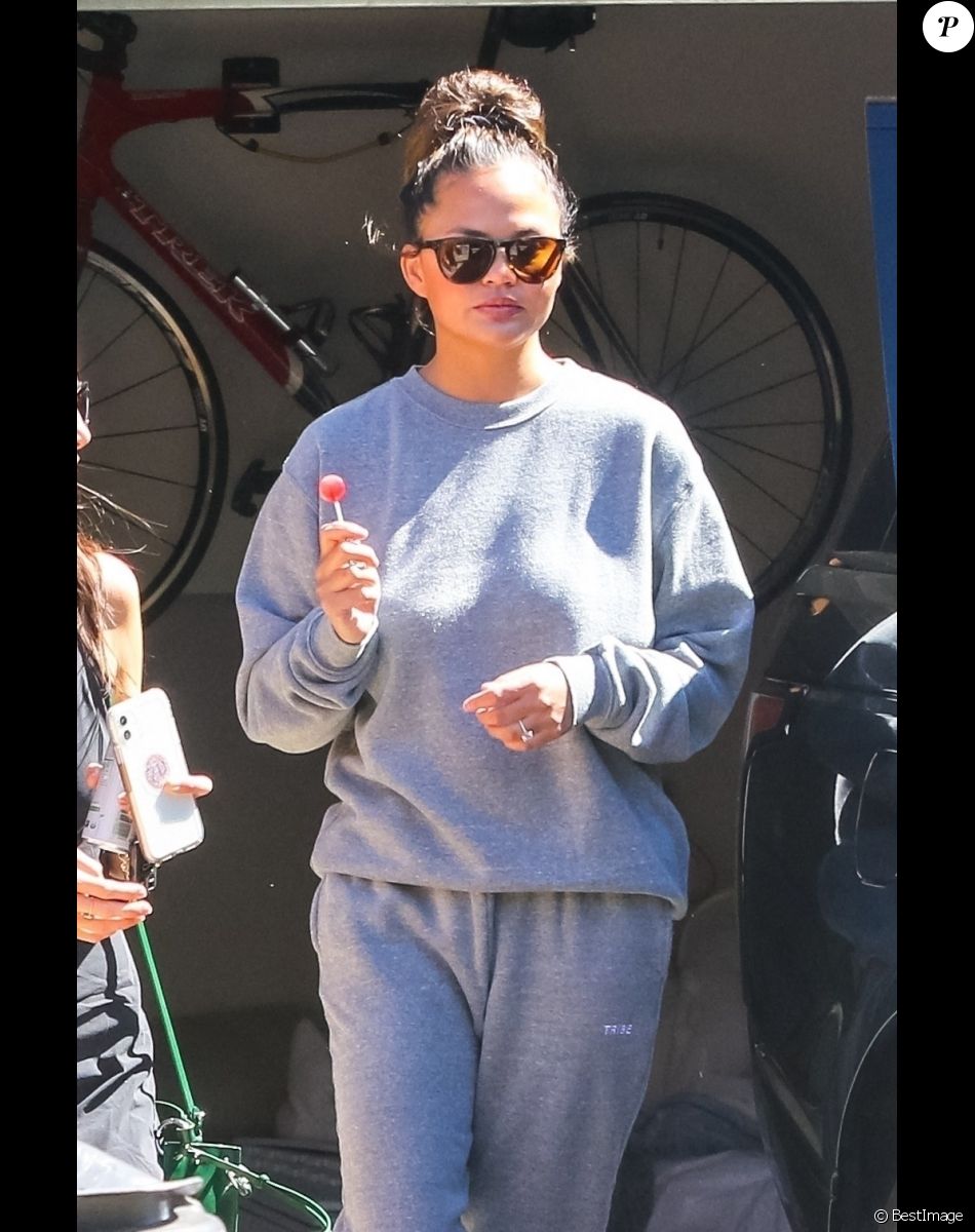 Exclusif - John Legend laisse une boîte de beignets Krispy Kreme pour les paparazzis alors que lui et sa femme Chrissy Teigen quittent leur maison de Malibu avec leur équipe de sécurité pendant le confinement lié à l'épidémie de Coronavirus (Covid-19) à Malibu, Los Angeles, le 16 avril 2020.Chrissy Teigen a fait un blague sur twitter à ce sujet.