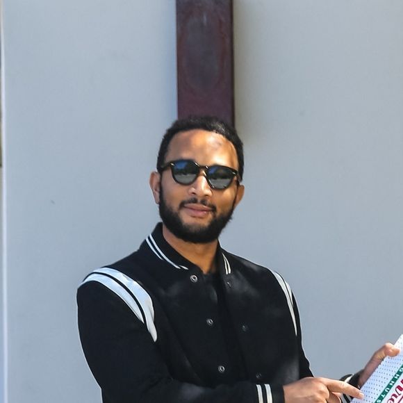 Exclusif - John Legend laisse une boîte de beignets Krispy Kreme pour les paparazzis alors que lui et sa femme Chrissy Teigen quittent leur maison de Malibu avec leur équipe de sécurité pendant le confinement lié à l'épidémie de Coronavirus (Covid-19) à Malibu, Los Angeles, le 16 avril 2020.Chrissy Teigen a fait un blague sur twitter à ce sujet.