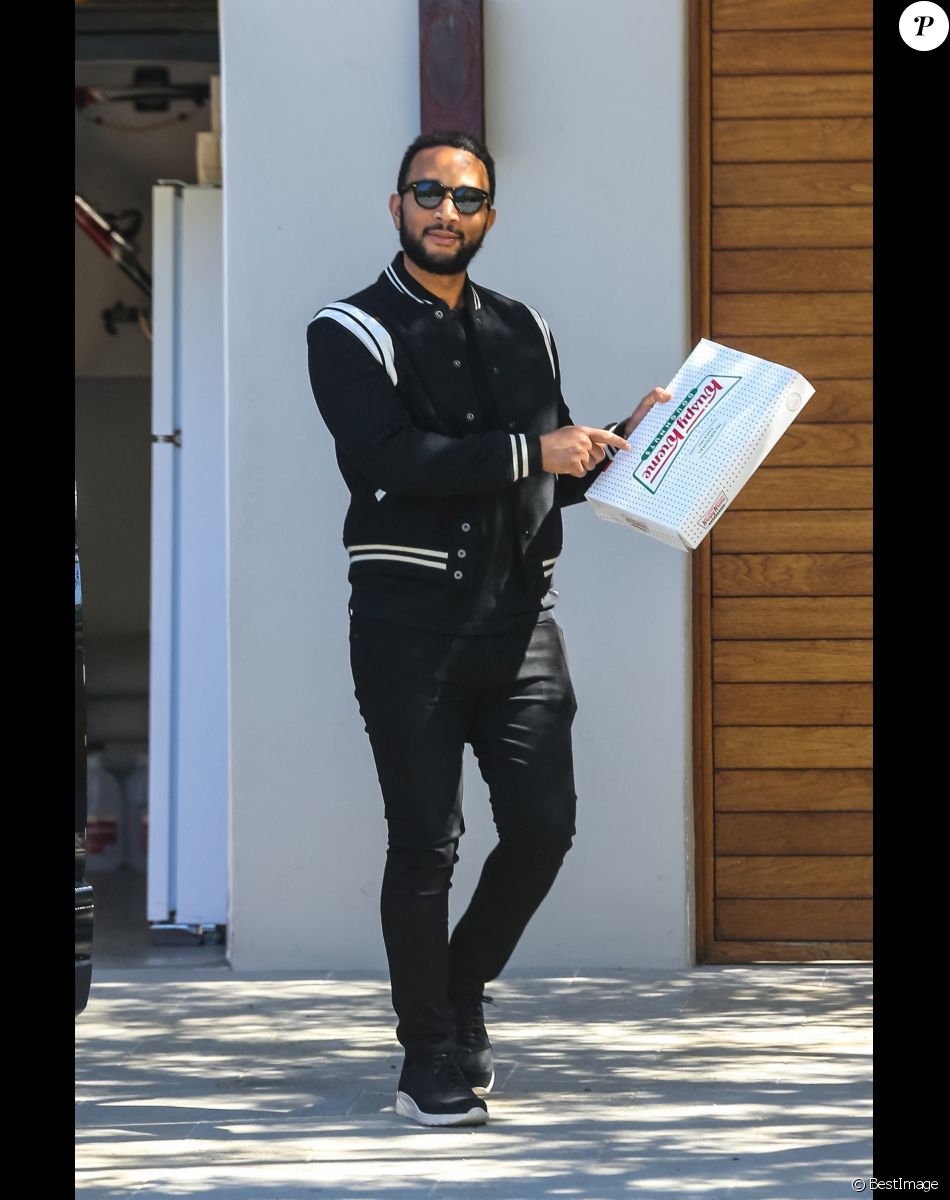 Exclusif - John Legend laisse une boîte de beignets Krispy Kreme pour les paparazzis alors que lui et sa femme Chrissy Teigen quittent leur maison de Malibu avec leur équipe de sécurité pendant le confinement lié à l'épidémie de Coronavirus (Covid-19) à Malibu, Los Angeles, le 16 avril 2020.Chrissy Teigen a fait un blague sur twitter à ce sujet.