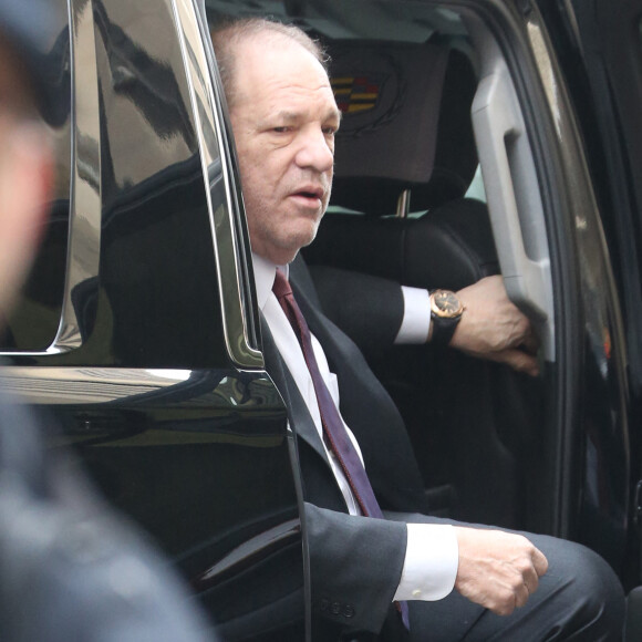 Harvey Weinstein arrive en déambulateur au tribunal de New York, pour entendre les délibérations du jury. Le 20 février 2020