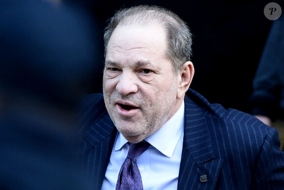 Harvey Weinstein, en déambulateur, à la sortie du tribunal à New York
