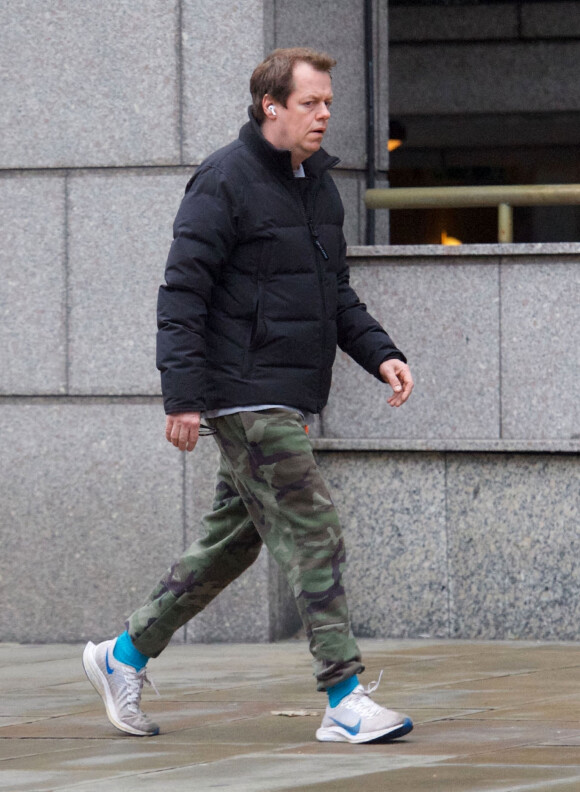 Exclusif - Le fils de Camilla Parker Bowles, Tom Parker Bowles, vêtu d'un treillis et de chaussettes turquoises, se promène dans les rues de Londres, le 18 mars 2021.