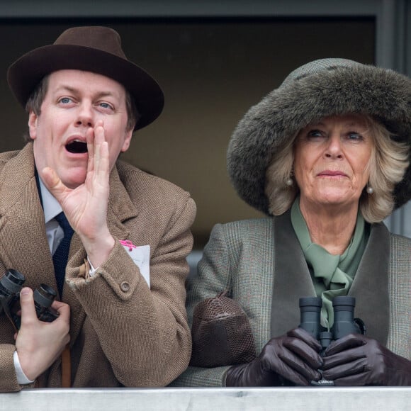 Camilla Parker Bowles, duchesse de Cornouailles, et son fils Tom Parker Bowles - Deuxième jour des courses hippiques au festival de Cheltenham.
