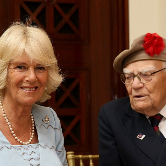 Camilla Parker-Bowles salue les vétérans qui ont posé pour l'exposition de peinture "The Last of the Tide" à la Queen Galery de Londres, le 12 juin 2015.