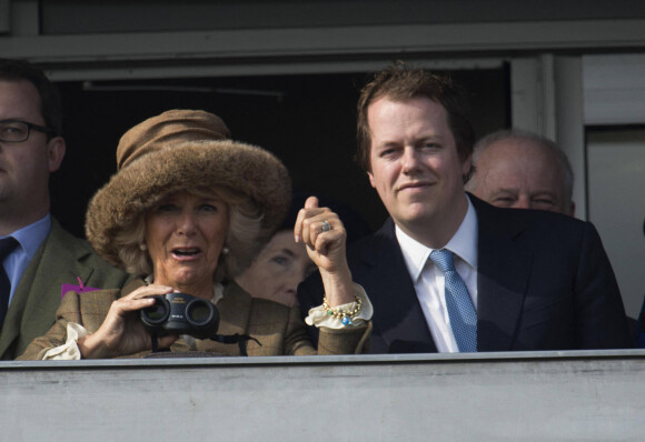 Camilla Parker Bowles et son fils Tom Parker Bowles - Des membres de la famille royale asssitent à une course hippique à Cheltenham le 14 mars 2014.