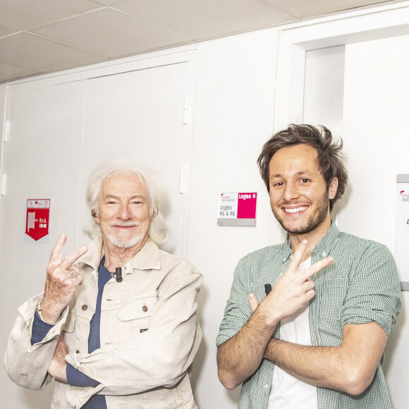 Exclusif - Hugues Aufray et Vianney Bureau - Backstage de l'enregistrement de l'émission "On est presque en direct" présentée par L. Ruquier et diffusée sur France 2 le 7 novembre 2020. © Jack Tribeca / Bestimage