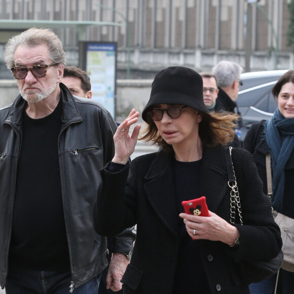Eddy Mitchell et sa femme Muriel Bailleul lors des obsèques de Véronique Colucci au cimetière communal de Montrouge, le 12 avril 2018.