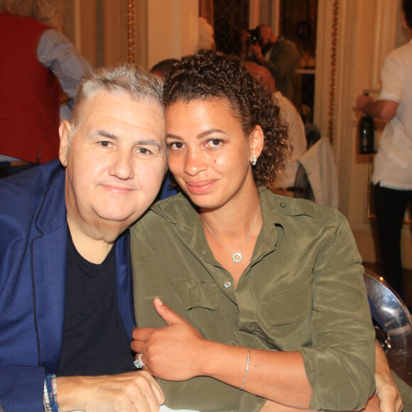 Exclusif - Pierre Ménès et sa femme Mélissa Acosta dînent avec des amies à Paris le 27 juin 2020. © Philippe Baldini / Bestimage