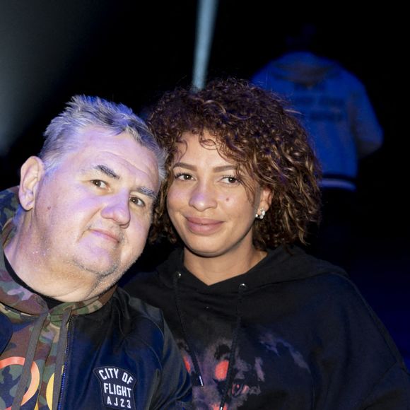 Pierre Ménès et sa femme Mélissa Acosta - People lors de la soirée de boxe à Paris La Défense Arena le 25 septembre 2020. © JB Autissier / Panoramic / Bestimage