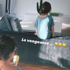 Sofia et Hana, les deux filles d'Amel Bent, jouent à "The Voice". Le 30 mars 2021.