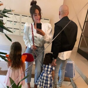 Amel Bent avec ses filles et un homme (sans doute son mari), Instagram, le 24 mai 2020.