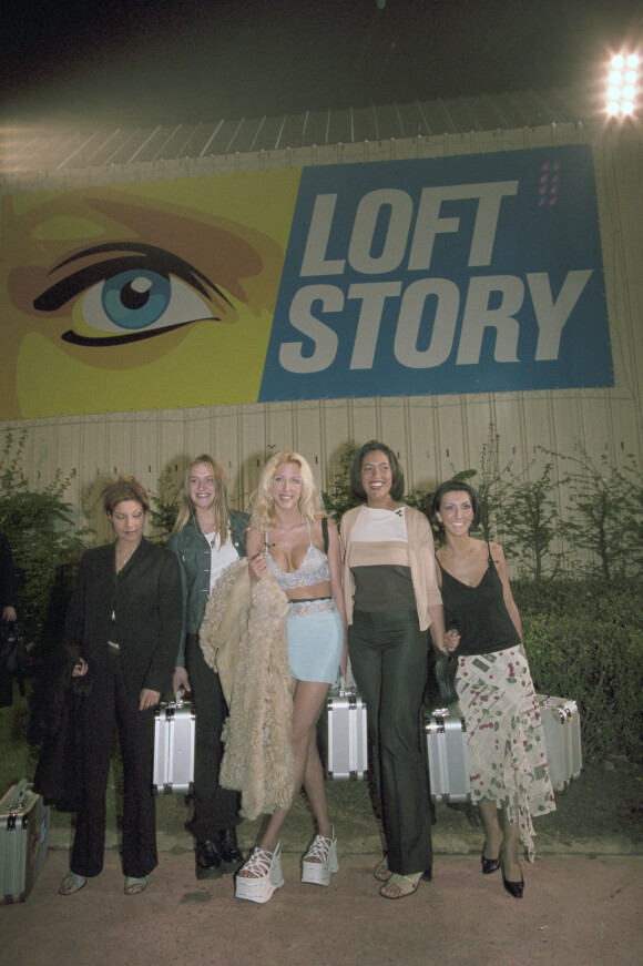 En France, à la Plaine-Saint-Denis, Kenza BRAIGA, Delphine CASTEX, Loana PETRUCCIANI, Julie DEMME et Laure DE LATTRE lors de l'émission Loft Story le 26 avril 2001.