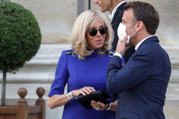 Le président français Emmanuel Macron accompagné de la première dame, Brigitte Macron, lors de son discours aux armées, à l'hôtel de Brienne, Paris, France, le 13 juillet 2020. © Stéphane Lemouton / Bestimage 
