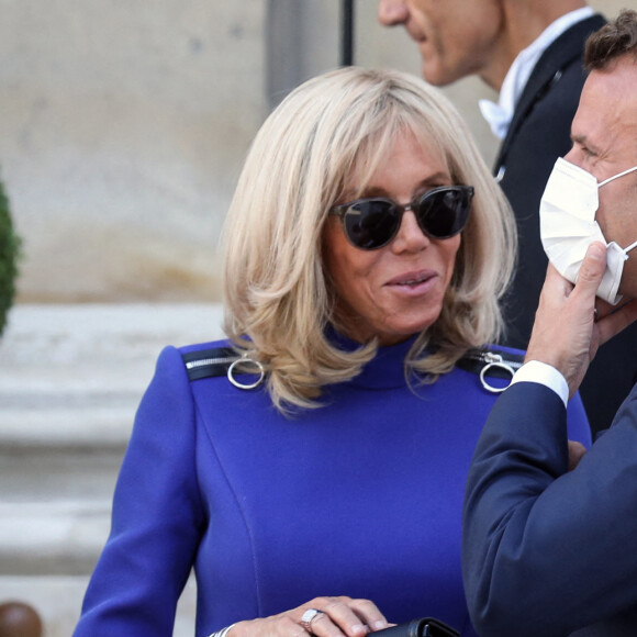 Le président français Emmanuel Macron accompagné de la première dame, Brigitte Macron, lors de son discours aux armées, à l'hôtel de Brienne, Paris, France, le 13 juillet 2020. © Stéphane Lemouton / Bestimage 