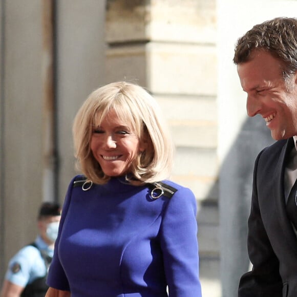 Le président français Emmanuel Macron accompagné de la première dame, Brigitte Macron, lors de son discours aux armées, à l'hôtel de Brienne, Paris, France, le 13 juillet 2020. © Stéphane Lemouton / Bestimage