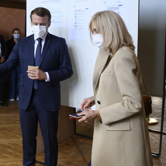 Le Président de la République Emmanuel Macron et sa femme la Première Dame Brigitte Macron sont allés voter à la Mairie du Touquet-Paris-Plage lors du second tour des élections municipales, le 28 juin 2020. Ils portent des masques de protection contre le Coronavirus (Covid-19). © Eliot Blondet/Pool/Bestimage