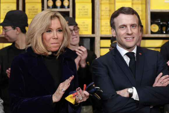 Semi Exclusif - Le président Emmanuel Macron et sa femme Brigitte lors de l'inauguration du Café Joyeux, le cinquième, sur l'avenue des Champs-Elysée à Paris le 9 mars 2020. © Stéphane Lemouton / Bestimage 