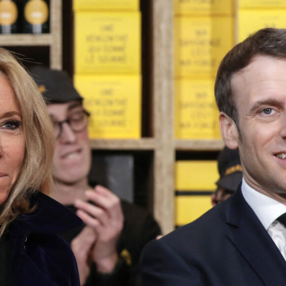 Semi Exclusif - Le président Emmanuel Macron et sa femme Brigitte lors de l'inauguration du Café Joyeux, le cinquième, sur l'avenue des Champs-Elysée à Paris le 9 mars 2020. © Stéphane Lemouton / Bestimage 