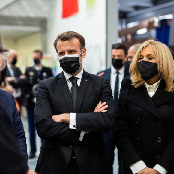 Le président Emmanuel Macron et la première dame Brigitte Macron en visite à l'imprimerie Catalano à Dammartin-en-Goële. Le couple présidentiel a été accueilli par Michel Catalano, ancien otage des frères Kouachi le 9 janvier 2015, et son épouse, Véronique. Le 11 mars 2021. © Romain Gaillard / Pool / Bestimage