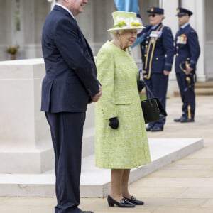 La reine Elizabeth II d'Angleterre assiste à un service pour marquer le centenaire de la Royal Australian Air Force au CWGC Air Forces Memorial à Runnymede, Royaume Uni, le 31 mars 2021.