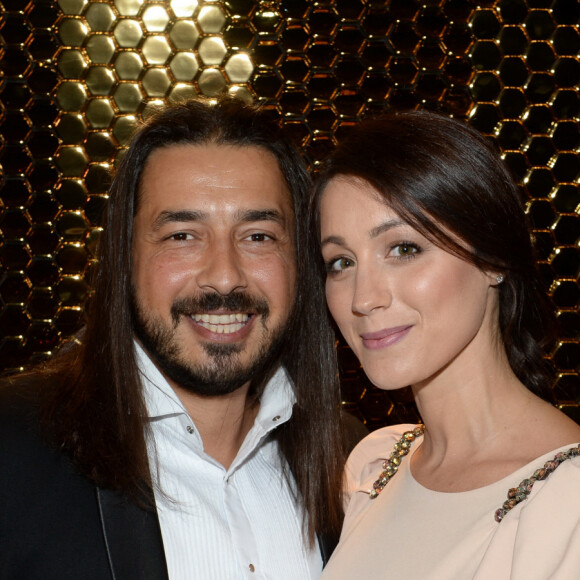 Moundir et sa femme Inès - 10ème cérémonie des Globes de Cristal au Lido à Paris, le 13 avril 2015. 