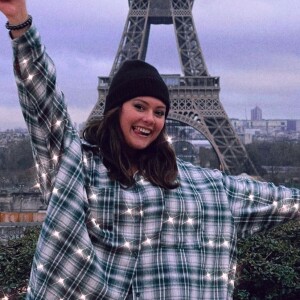 Lou Pernaut pose devant la Tour Eiffel, le 28 janvier 2021