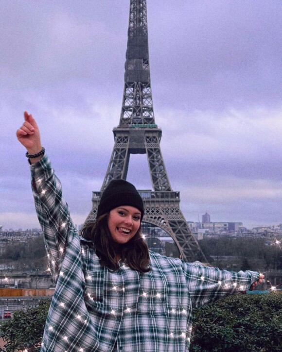 Lou Pernaut pose devant la Tour Eiffel, le 28 janvier 2021