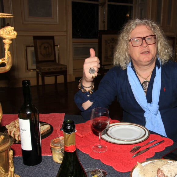 Exclusif - Pierre-Jean Chalençon fait du ménage pendant son confinement lors de l'épidémie de Coronavirus (COVID-19) dans son palais Vivienne à Paris le 27 mars 2020. © Philippe Baldini/Bestimage 