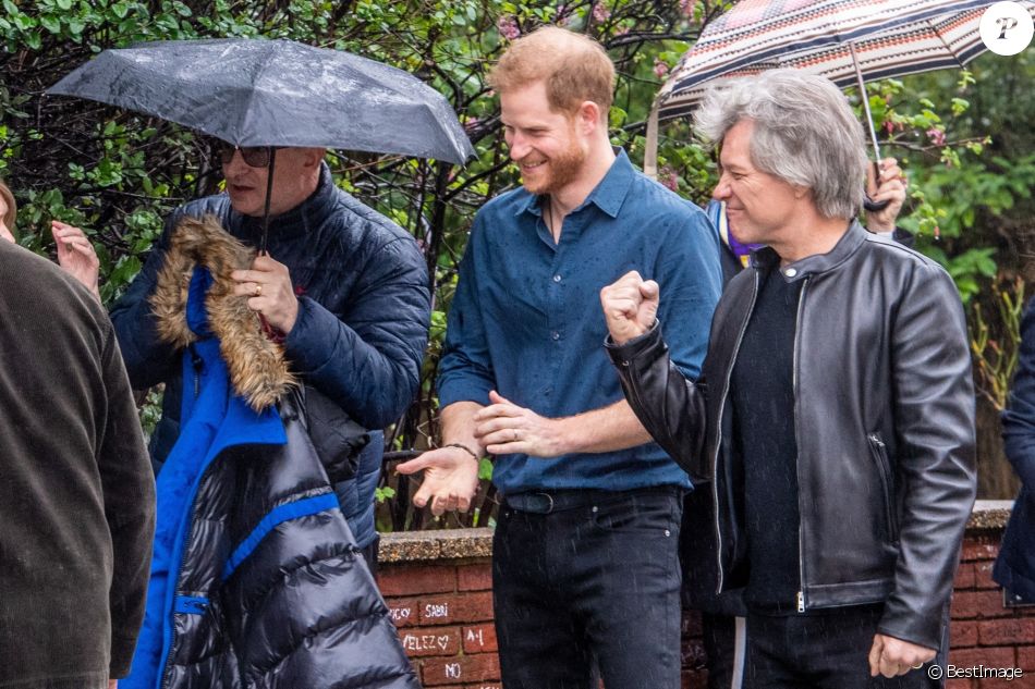 Le prince Harry, duc de Sussex, visite les studios d'Abbey Road pour rencontrer Jon Bon Jovi et des membres de l'Invictus Games Choir, qui enregistrent un single spécial au profit de l'Invictus Games Foundation, à Londres, Royaume Uni, le 28 février 2020.