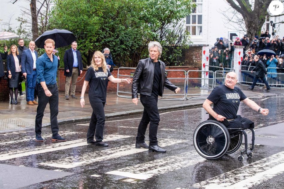 Le prince Harry, duc de Sussex, visite les studios d'Abbey Road pour rencontrer Jon Bon Jovi et des membres de l'Invictus Games Choir, qui enregistrent un single spécial au profit de l'Invictus Games Foundation, à Londres, Royaume Uni, le 28 février 2020.