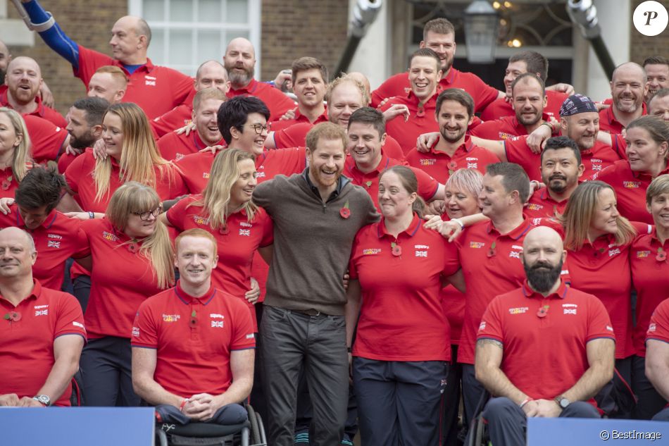 Le prince Harry, duc de Sussex, rencontre l'équipe représentant l'Angleterre aux Invictus Games 2019 à La Haye. Londres, le 29 octobre 2019.