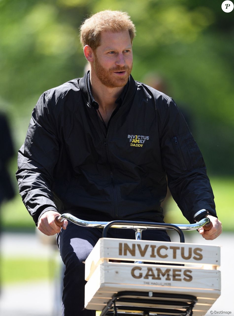 Le prince Harry, duc de Sussex, présente le programme des Invictus Games 2020 qui auront lieu aux Pays-Bas, les jeux qu'il a créés pour les soldats blessés au combat à La Haye, Pays-Bas, le 9 mai 2019.
