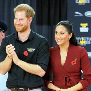 Le prince Harry, duc de Sussex, et Meghan Markle, duchesse de Sussex (enceinte de son fils Archie), assistent à la finale de basketball en fauteuil roulant aux Invictus Games à Sydney.