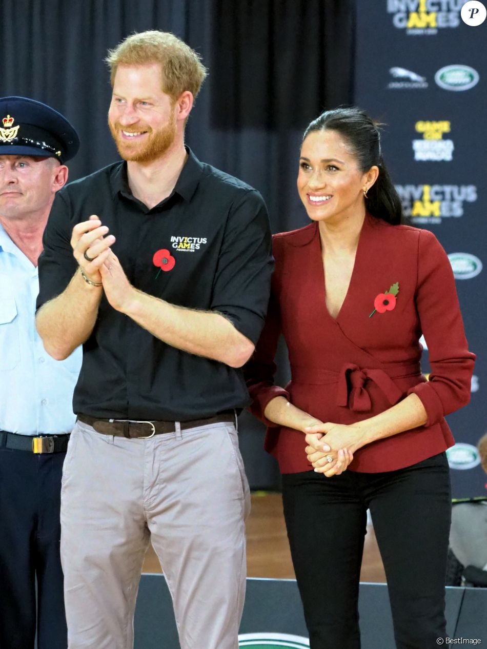 Le prince Harry, duc de Sussex, et Meghan Markle, duchesse de Sussex (enceinte de son fils Archie), assistent à la finale de basketball en fauteuil roulant aux Invictus Games à Sydney.
