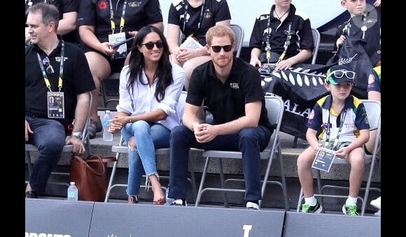 Le prince Harry et sa compagne Meghan Markle lors de leur première apparition officielle lors de la finale de tennis en chaise roulante pendant les Invictus Games 2017 à Toronto, le 25 septembre 2017.