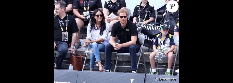 Le prince Harry et sa compagne Meghan Markle lors de leur première apparition officielle lors de la finale de tennis en chaise roulante pendant les Invictus Games 2017 à Toronto, le 25 septembre 2017.