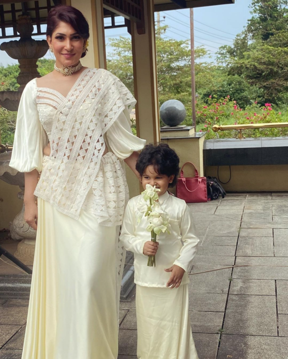 Pushpika De Silva, nouvelle Miss Sri Lanka Monde, et son fils en avril 2021.