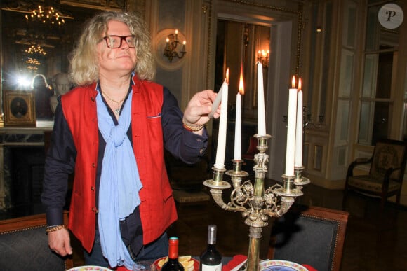 Exclusif - Pierre-Jean Chalençon fait sa cuisine au palais Vivienne pendant l'épidémie de coronavirus (COVID19) le 18 avril 2020. © Philippe Baldini / Bestimage 