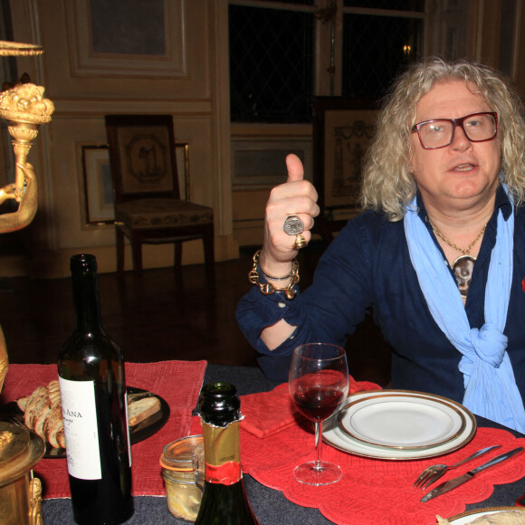 Exclusif - Pierre-Jean Chalençon fait du ménage pendant son confinement lors de l'épidémie de Coronavirus (COVID-19) dans son palais Vivienne à Paris le 27 mars 2020. © Philippe Baldini/Bestimage 