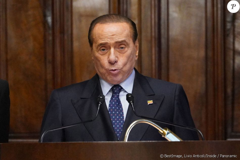 Silvio Berlusconi parle à la presse, en Italie. Livio Anticoli/Inside / Panoramic / Bestimage   