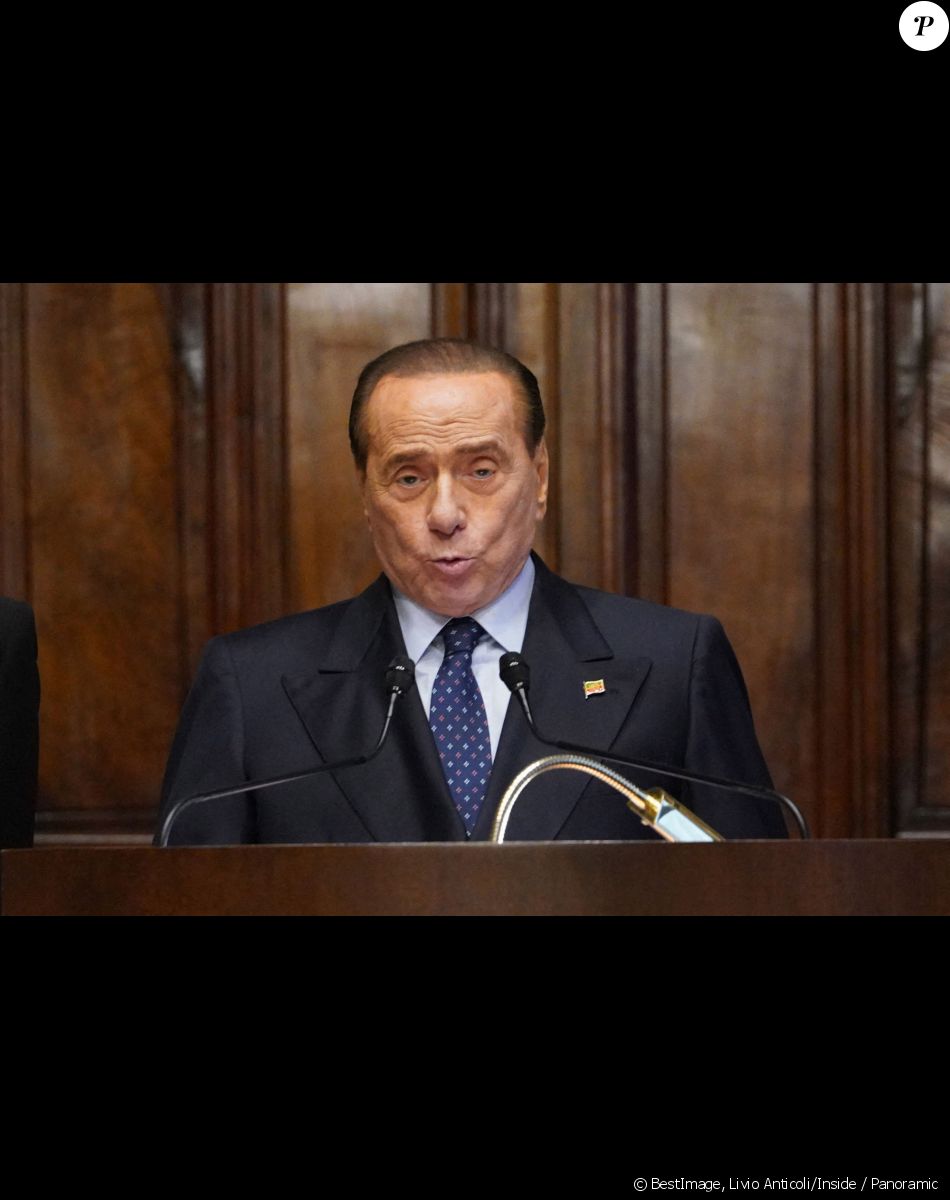 Silvio Berlusconi parle à la presse, en Italie. Livio Anticoli/Inside / Panoramic / Bestimage