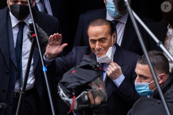 Silvio Berlusconi parle à la presse avant d'entrer à la chambre des députés à Rome le 9 février 2021 