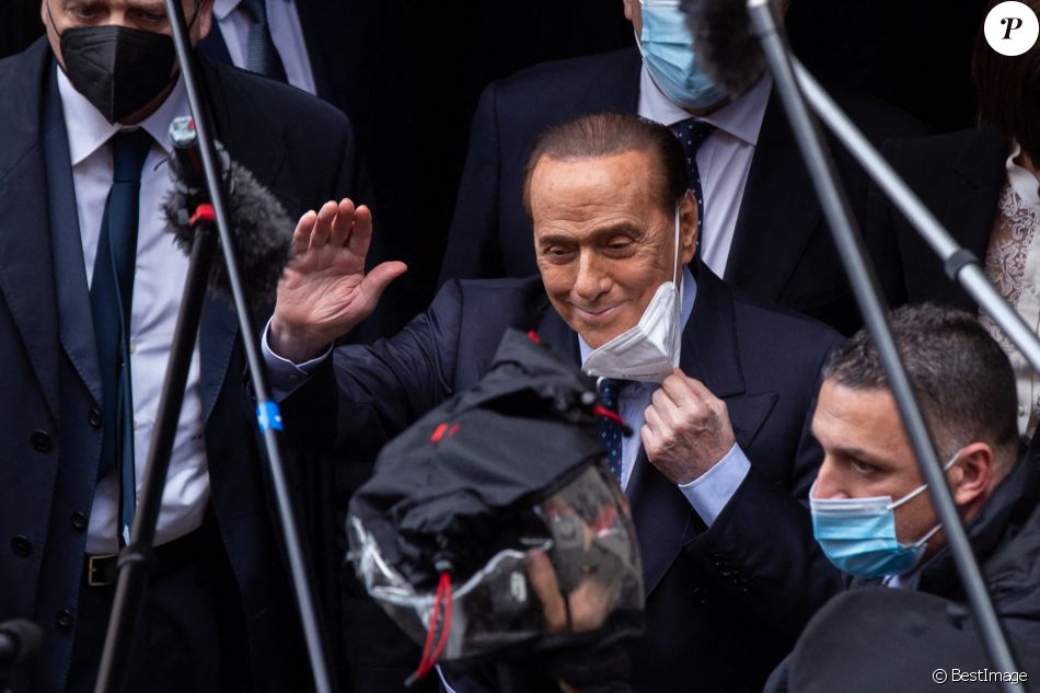 Silvio Berlusconi parle à la presse avant d&#039;entrer à la chambre des députés à Rome le 9 février 2021   
