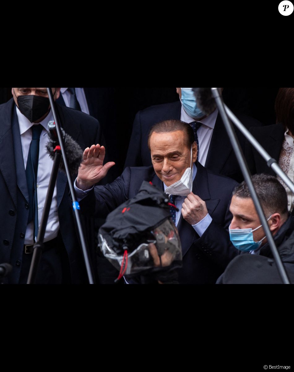 Silvio Berlusconi parle à la presse avant d'entrer à la chambre des députés à Rome le 9 février 2021
