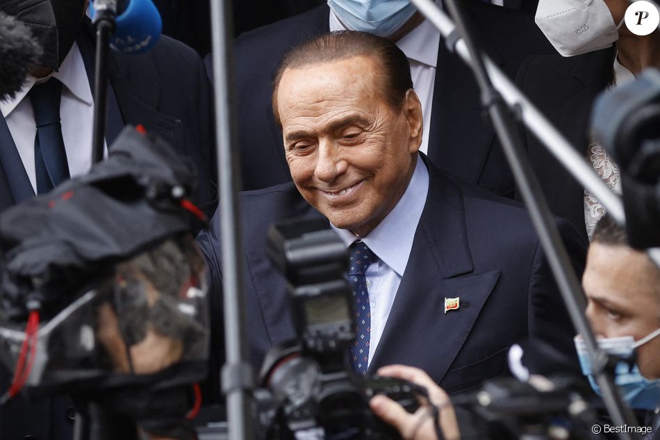 L&#039;ancien Premier ministre italien et chef du parti de droite Forza Italia Silvio Berlusconi arrive au palais de Montecitorio à Rome, Italy, le 9 février 2021. © Vincenzo Livieri/Zuma Press/Bestimage   