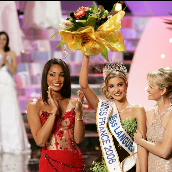 Alexandra Rosenfeld (Miss Languedoc) sacrée Miss France 2006 en présence de Cindy Fabre (Miss France 2005), Laeticia Hallyday et Jean-Pierre Foucault.