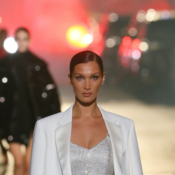 Bella Hadid défile pour Michael Kors dans la rue à Times Square. New York, le 8 avril 2021.